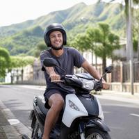 Joven con casco sobre su moto